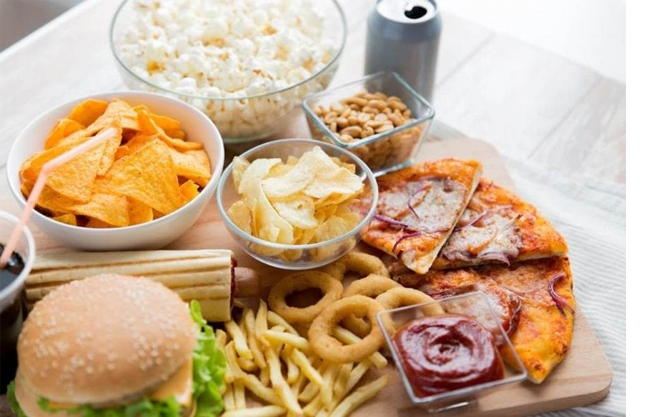 Éviter les aliments épicés, acides, et gras : Ces aliments peuvent irriter l'estomac