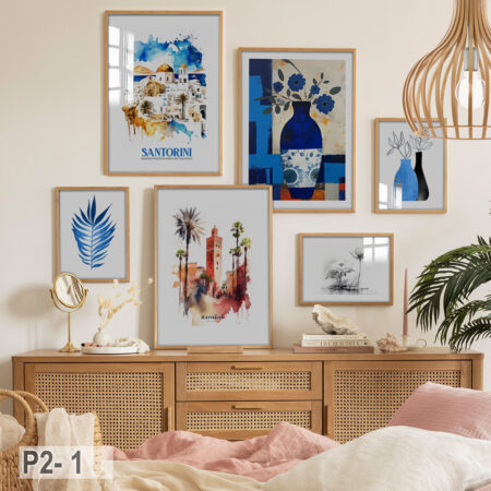 Ensemble de 6 tableaux décoratifs Marrakech, vase céramique bleu, paysage de Santorin sur buffet en bois.