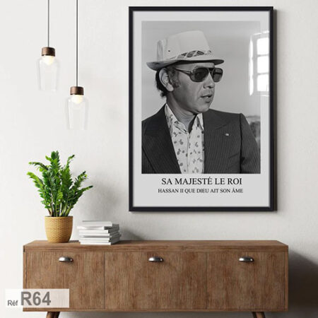 Portrait en noir et blanc du Roi Hassan II, majestueux, arborant un chapeau, Tableau capturant son élégance intemporelle noir et blanc