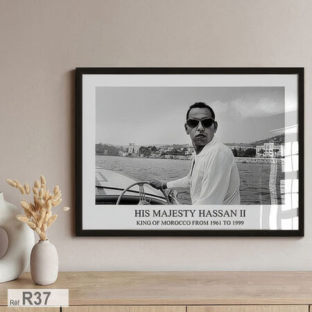 Portrait du jeune Roi Hassan II, avec une touche artistique en blanc et noir, Photographie Histoire du Maroc الحسن الثاني