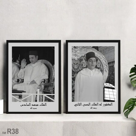 Decoration mural administrative : Portraits en noir et blanc des rois Mohammed VI et Hassan II sur leurs trônes, tableau royale