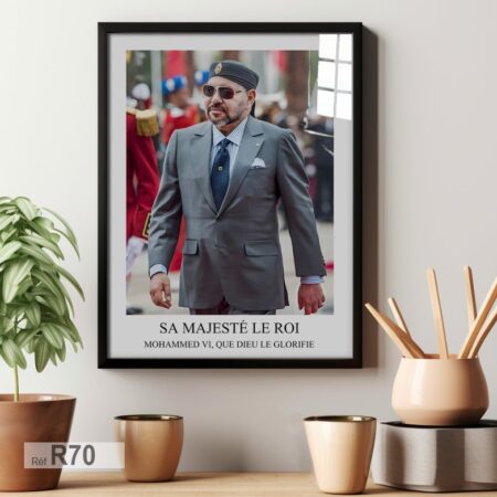 Portrait sophistiqué de SM le Roi Mohammed VI, vêtu d’un costume raffiné et lunettes de soleil, tableau officiel pour bureau