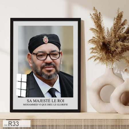 Portrait royal du Roi Mohammed VI souriant avec lunettes, photo officielle encadrée – Tableau élégante et symbolique