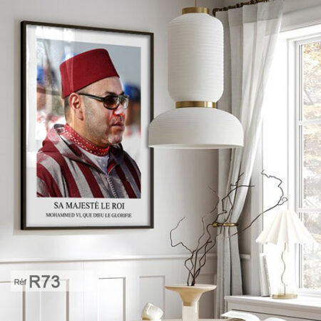 Portrait royal de Mohammed VI en djellaba, idéale pour sublimer une salle de réception et bureaux administratif الملك بالجلباب و الشاشية الطربوش المغربي