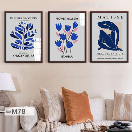Trois toiles modernes aux motifs floraux bleu et silhouettes féminines épurées, avec cadre bois, encadré au Maroc