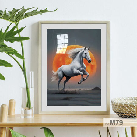 Tableau artistique Maroc : Cheval blanc galopant dans le désert sous un sublime coucher de soleil, couleur gris et orange - Essaouira