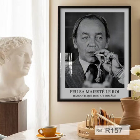 Photo noir et blanc: Roi Hassan II avec une cigarette à la main, tableau décoratif mural de bureau et salle au Maroc - Essaouira