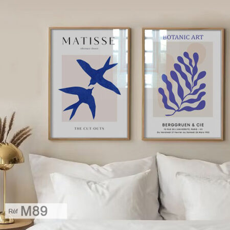 Deux tableaux modernes et apaisants aux nuances de bleu, encadrés et vitrifiés pour une décoration murale chic