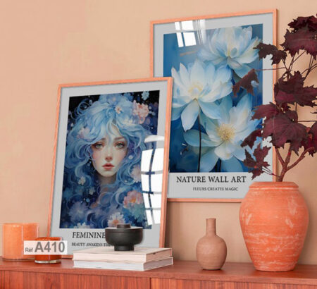 Tableau décoratif d’une jeune fille entourée de fleurs bleues et blanches, idéal pour chambre enfant معرض لوحات تشكيلية
