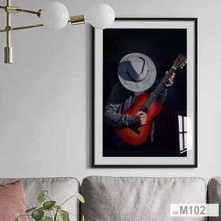 Homme chapeauté avec guitare, œuvre artistique pour déco de studio et maison, ambiance musicale en photographie