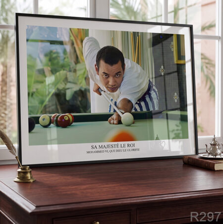 Tableau décoratif représentant le jeune Roi Mohammed VI dans un café billard, idéal pour embellir une salle de réception
