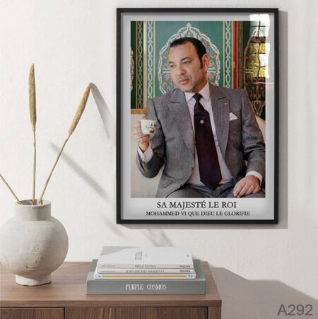Tableau décoratif encadré du Roi Mohammed VI buvant un café decor murale pour cafeteria لوحة صاحب الجلالة يحتسي فنجان قهوة
