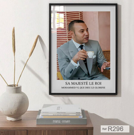 Photographie murale : Sa Majesté le Roi Mohammed VI savourant une tasse de café, Tableau décor murale الملك يحتسي فنجان قهوة
