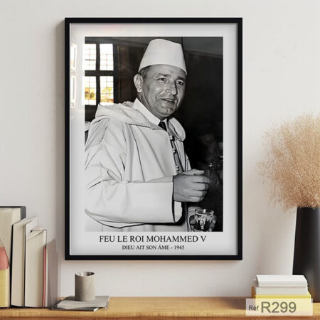 Tableau décoratif Roi Mohammed V buvant du thé, histoire du Maroc photo noir & blanc