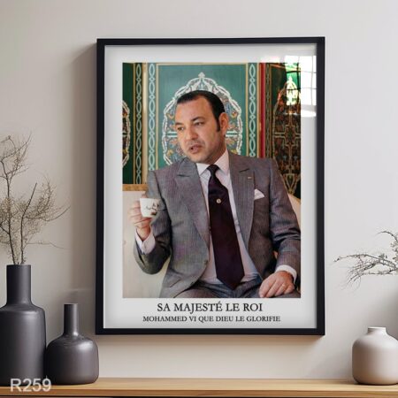 Portrait SM Roi Mohamed 6 buvant café, tableau décoratif encadré au Maroc لوحة الملك المغربي محمد السادس يشرب القهوة أو الشاي