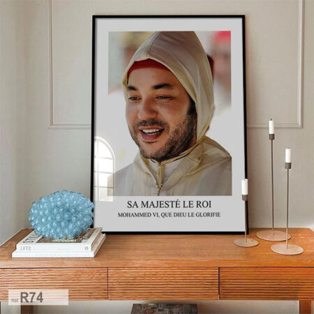 Photo jeune Roi Mohamed, Tableau décor bureau salon de thé au Maroc - Portraits SM vêtu d’une djellaba traditionnelle et souriant, expédition de puis Casablanca