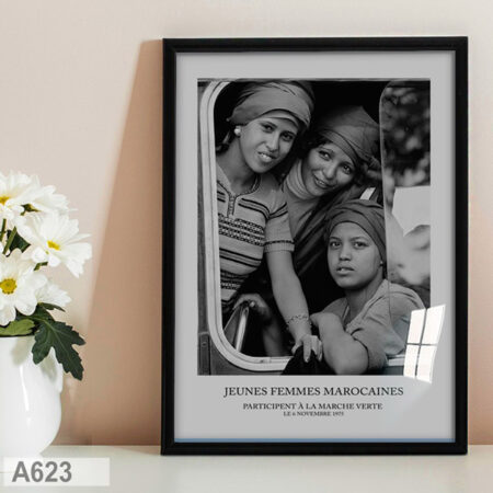 Photographie noir & blanc: Jeunes Femmes Marocains – Marche Verte 1975, Tableau décoratif historique