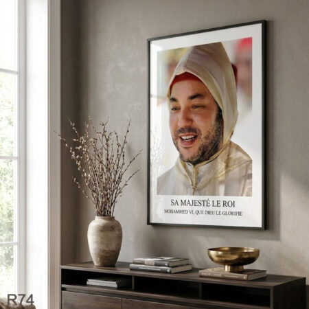 صورة لجلالة الملك محمد السادس مرتديًا الجلباب التقليدي Roi Mohammed 6 souriant – tableau décoration bureau, cafétéria ou séjours - rabat, Tanger , Marrakech et tout le Maroc