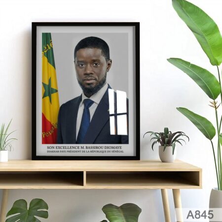 Portrait Photo officiel president sénégalais bassirou diomaye faye, Tableau cadre décor bureau au Maroc - Marie Khone Faye – sa première femme et Absa Faye – sa deuxième épouse