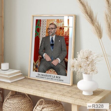 Tableau décoratif : Portrait Roi Mohammed 6 souriant avec costume بورتريه رسمي لصاحب الجلالة الملك محمد السادس grand et petit encadrement personnalisé Dimensions 50x70 cm et A3 30x40 cm prix abordable