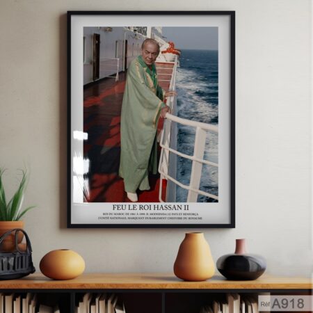 Portrait du Roi Hassan II voyage en bateau vers l’Algérie costume traditionnel  , Tableau historique au Maroc 1988 - décoration murale bureau & salle de réunion