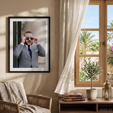 Portrait jeune Roi Mohammed 6 : Tableau décoratif professionnel, grande cadre doré ou noir طابلو صاحب الجلالة الشاب