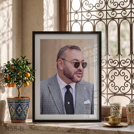 Portrait photo jeune de Mohammed VI avec lunettes et sourire – Tableau décoratif mural  Maroc, bureau, entrée & séjour.