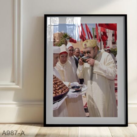 Tableau décoratif - Roi Mohamed Six, L'accueil avec des dattes et du lait صورة الملك محمد السادس بالتمر و الحليب